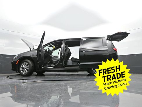 Used 2025 Chrysler Pacifica Select w/ Uconnect Theater Family Group image 53