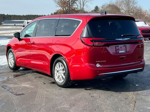 Used 2025 Chrysler Pacifica Select image 10
