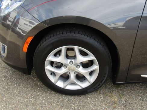 Used 2010 Chrysler Town & Country LX image 2