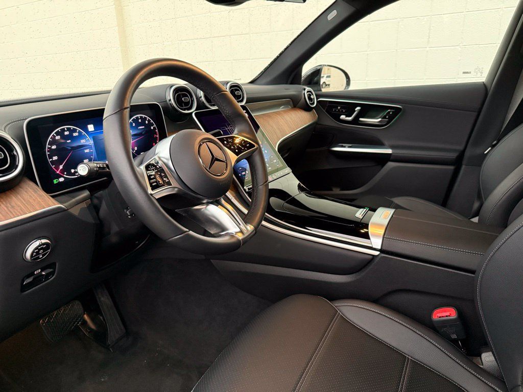 Used 2025 Mercedes-Benz GLC 300 4MATIC w/ Driver Assistance Package image 4