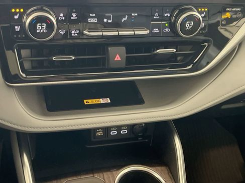 Used 2024 Toyota Highlander Platinum image 19