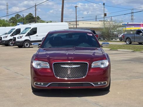 Used 2019 Chrysler 300 Limited w/ Light Group image 2