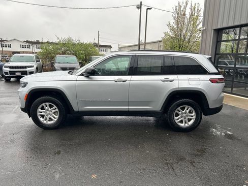 Used 2024 Jeep Grand Cherokee Laredo w/ Luxury Tech Group I AWD/4WD image 7