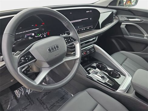 Used 2025 Audi Q5 Premium w/ Convenience Package image 19