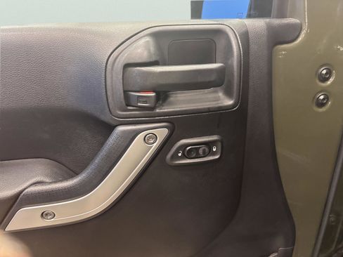 Used 2015 Jeep Wrangler Unlimited Sahara w/ Connectivity Group image 10