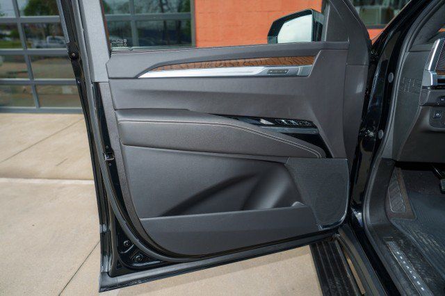 Used 2026 Cadillac Escalade Platinum Luxury AWD/4WD image 12