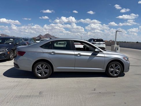 Used 2024 Volkswagen Jetta SE FWD image 3