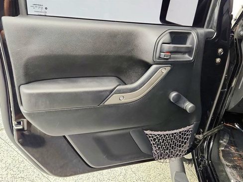 Used 2017 Jeep Wrangler Unlimited Sport w/ Connectivity Group AWD/4WD image 10