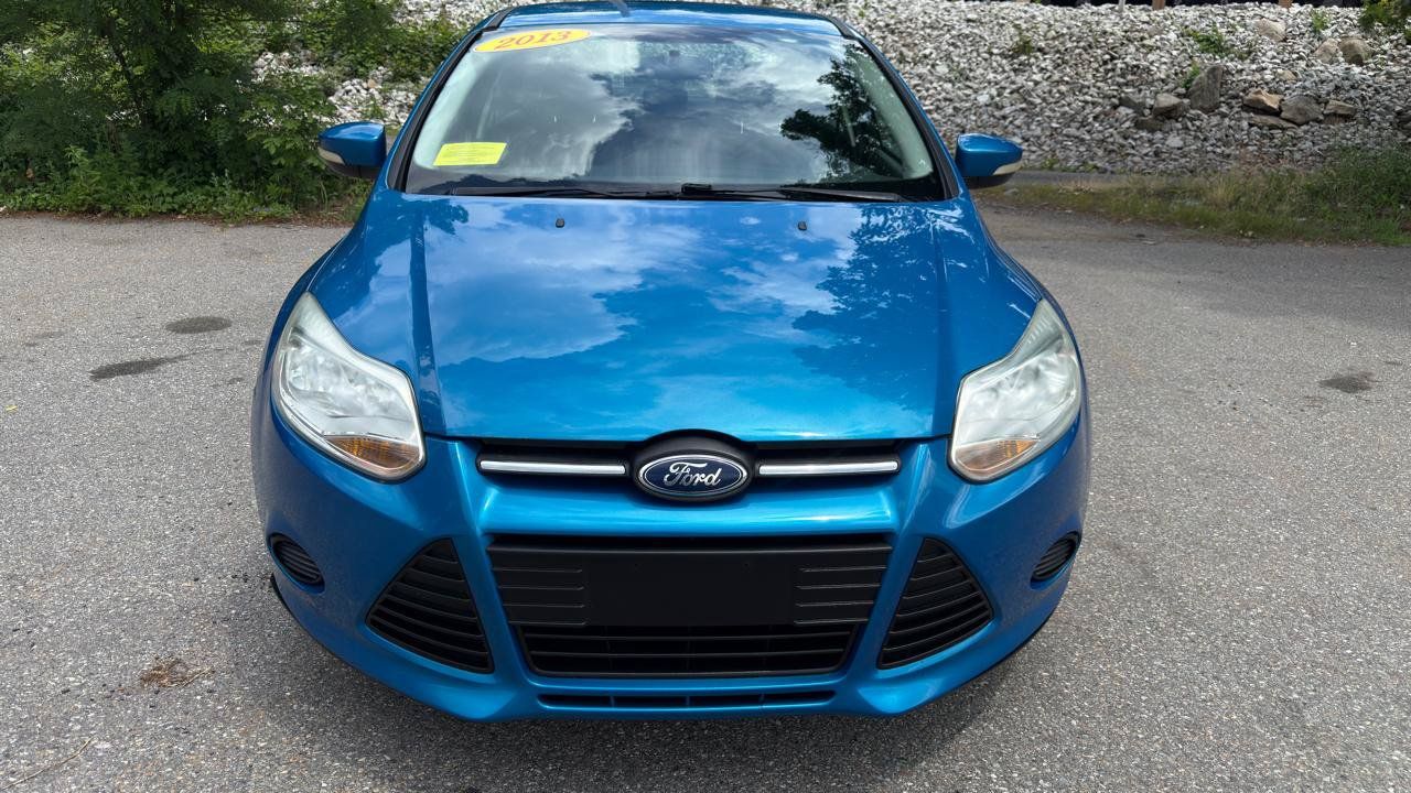 Used 2013 Ford Focus SE w/ SE Winter Pkg FWD image 2
