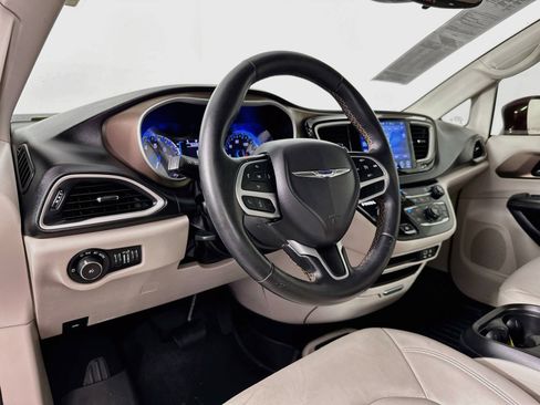 Used 2017 Chrysler Pacifica Touring-L FWD image 10