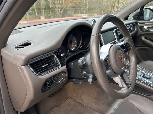 Used 2017 Porsche Macan S image 8