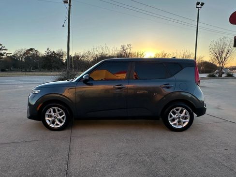 Used 2021 Kia Soul S image 2