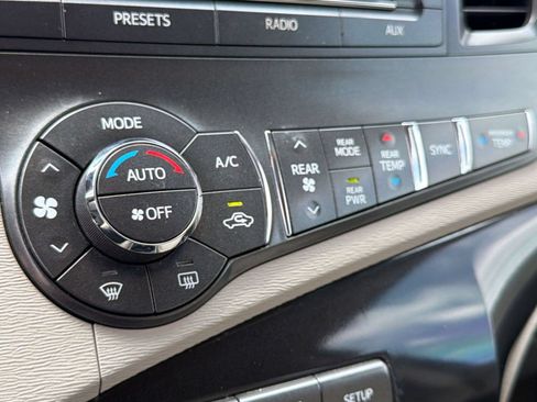 Used 2013 Toyota Sienna LE FWD image 24