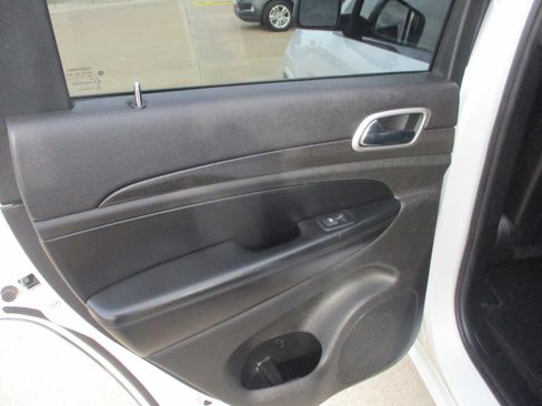 Used 2018 Jeep Grand Cherokee Altitude AWD/4WD image 6