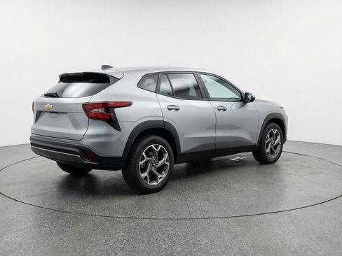 Used 2025 Chevrolet Trax LT w/ LT Convenience Package image 9