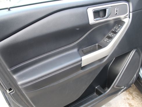 Used 2022 Ford Explorer XLT w/ Equipment Group 202A image 7