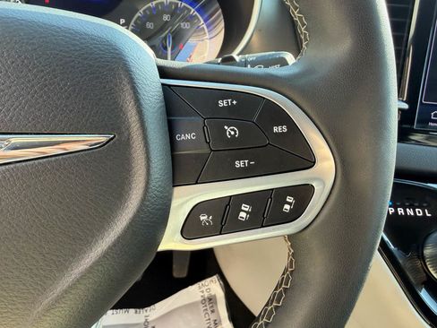 Used 2024 Chrysler Pacifica Touring-L FWD image 29