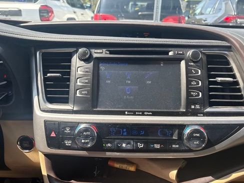 Used 2019 Toyota Highlander XLE FWD image 12