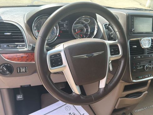 Used 2016 Chrysler Town & Country Touring FWD image 19