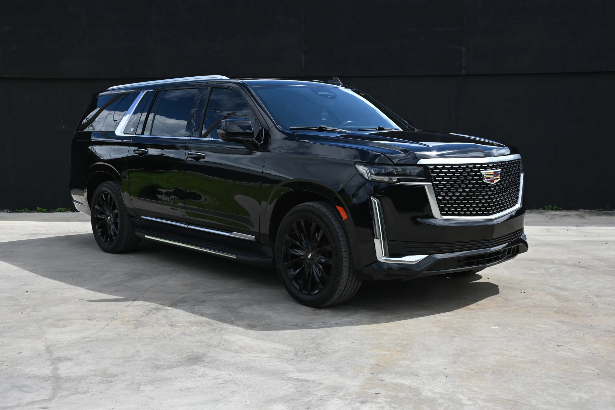 Used 2021 Cadillac Escalade ESV Premium Luxury w/ Driver Assist Tech Package AWD/4WD image 1