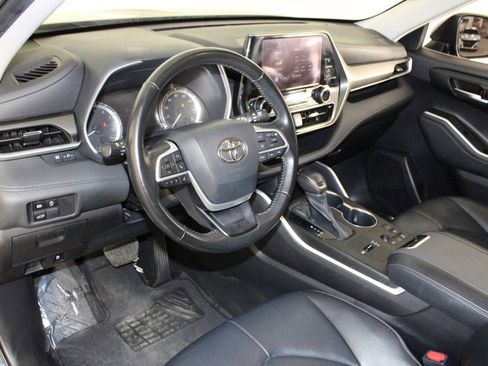 Used 2023 Toyota Highlander XLE FWD image 28