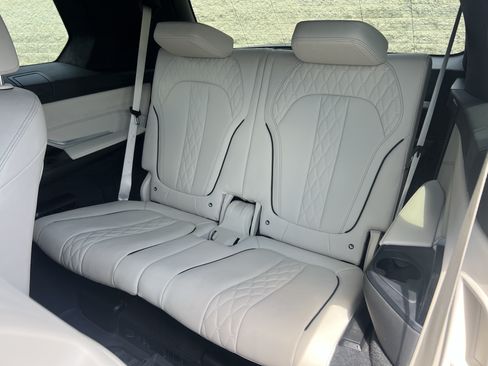 Used 2022 BMW X7 xDrive40i w/ M Sport Package AWD/4WD image 35
