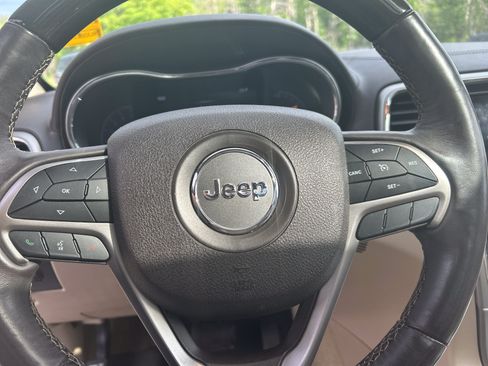 Used 2018 Jeep Grand Cherokee Overland AWD/4WD image 19