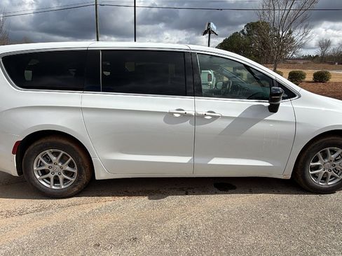 New 2026 Chrysler Pacifica Select image 7