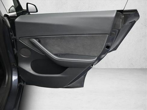 Used 2021 Tesla Model Y Long Range image 24