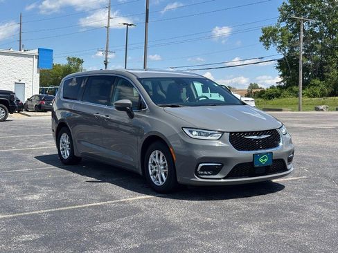 Used 2023 Chrysler Pacifica Touring-L FWD image 7