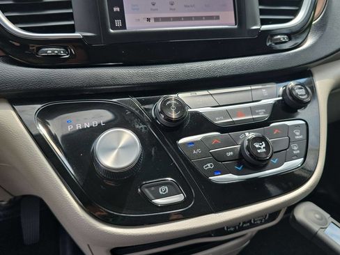 Used 2024 Chrysler Voyager LX image 20