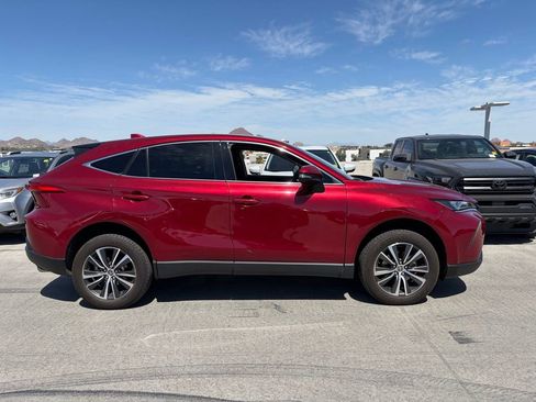 Used 2022 Toyota Venza LE AWD/4WD image 3