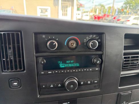 Used 2017 Chevrolet Express 2500 RWD image 18