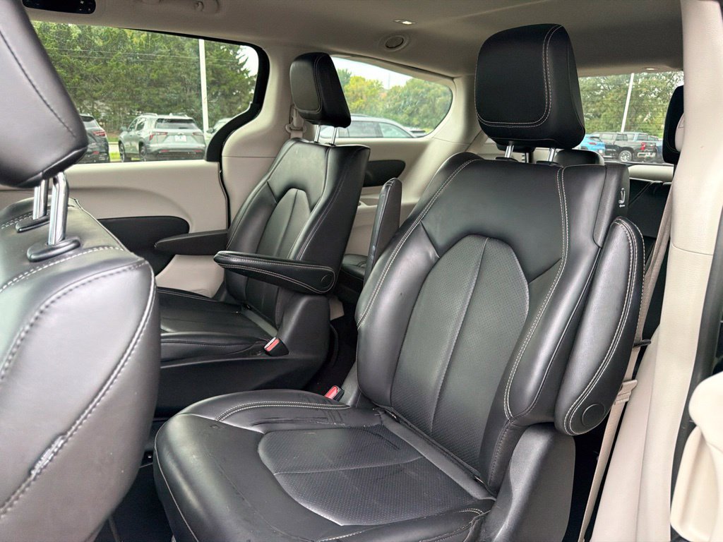 Used 2023 Chrysler Pacifica Touring-L FWD image 9