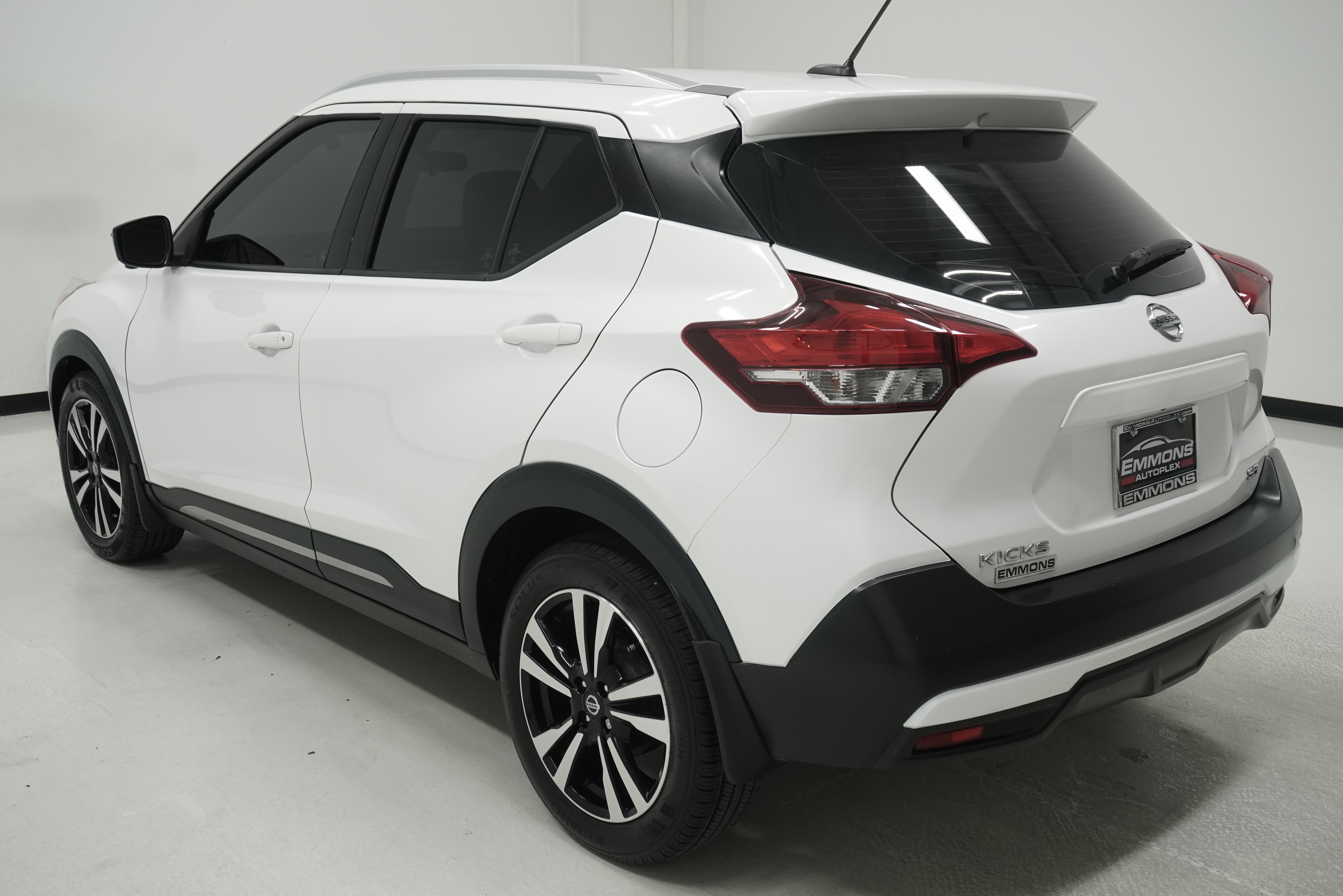 Used 2019 Nissan Kicks SR w/ SR Premium Package FWD image 6
