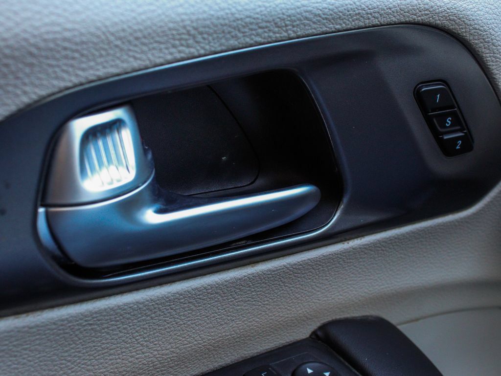 Used 2024 Chrysler Pacifica Touring-L FWD image 10