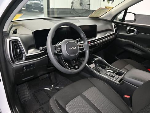 Used 2024 Kia Sorento LX image 10