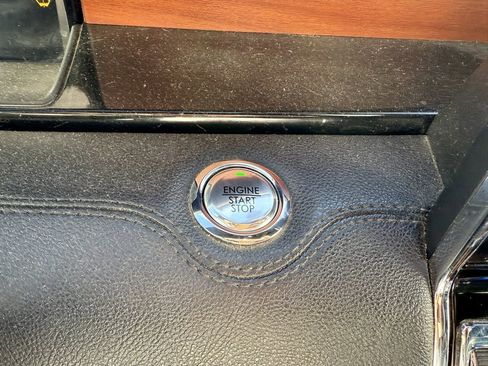 Used 2019 Lincoln Navigator Reserve image 32