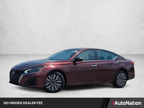 Used 2024 Nissan Altima 2.5 SV FWD image 1