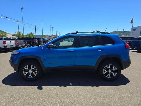 Used 2018 Jeep Cherokee Trailhawk w/ Trailer Tow Group AWD/4WD image 2