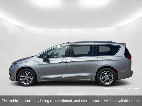Used 2017 Chrysler Pacifica Limited w/ UConnect Theater Package FWD image 9