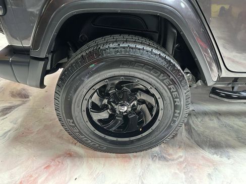 Used 2018 Jeep Wrangler Unlimited Sahara AWD/4WD image 36
