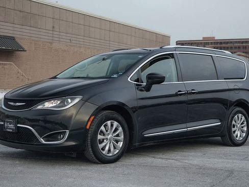 Used 2018 Chrysler Pacifica Touring-L image 2