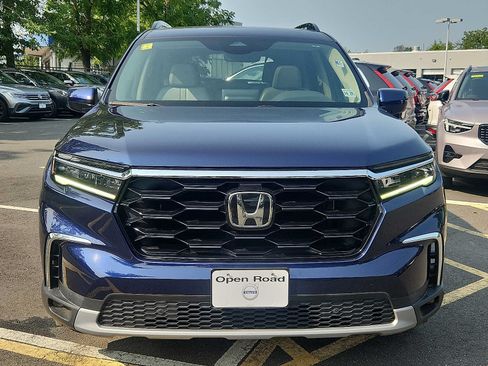 Used 2024 Honda Pilot Touring image 2