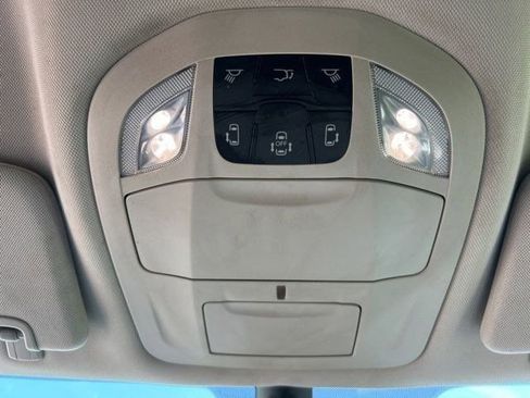Used 2023 Chrysler Pacifica Touring-L FWD image 37