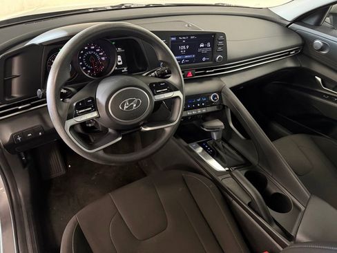 Used 2023 Hyundai Elantra SEL w/ Preferred Accessory Package FWD image 11