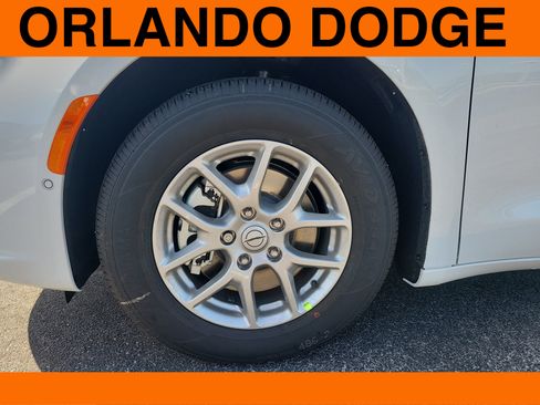 Used 2026 Chrysler Pacifica Select FWD image 10