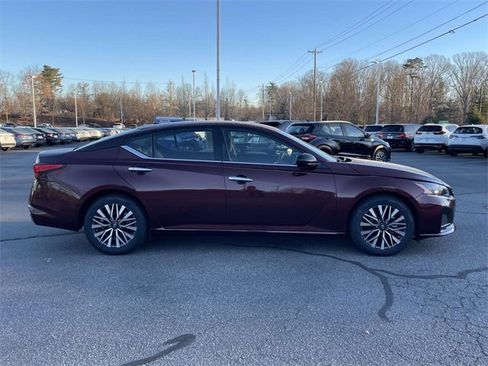 Used 2024 Nissan Altima 2.5 SV image 6