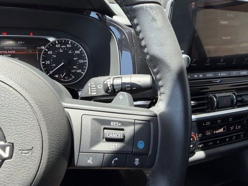 Used 2025 Nissan Pathfinder SV w/ SV Premium Package FWD image 30