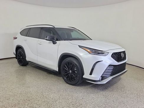 Used 2024 Toyota Highlander XSE FWD image 4